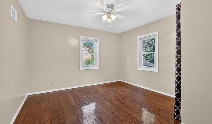 2006 Agnes St, Alton, IL 62002 - 2 Beds, 2 Bath