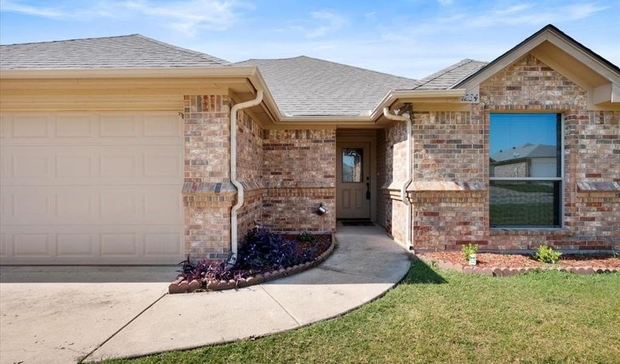 1234 Newcastle Dr, Weatherford, TX 76086 - 3 Beds, 2 Bath