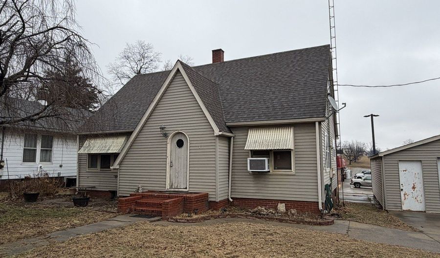 140 S 4th St, Albion, IL 62806 - 3 Beds, 2 Bath