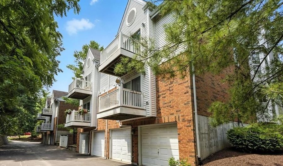 316 Clayton Crossing Pl B, Ballwin, MO 63011 - 2 Beds, 2 Bath