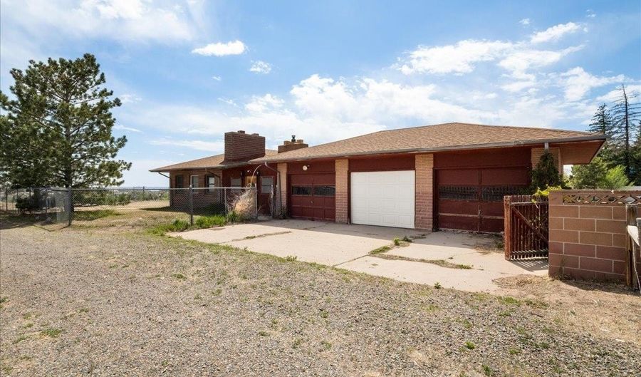 826 SKYLINE Dr, Cheyenne, WY 82009 - 4 Beds, 3 Bath
