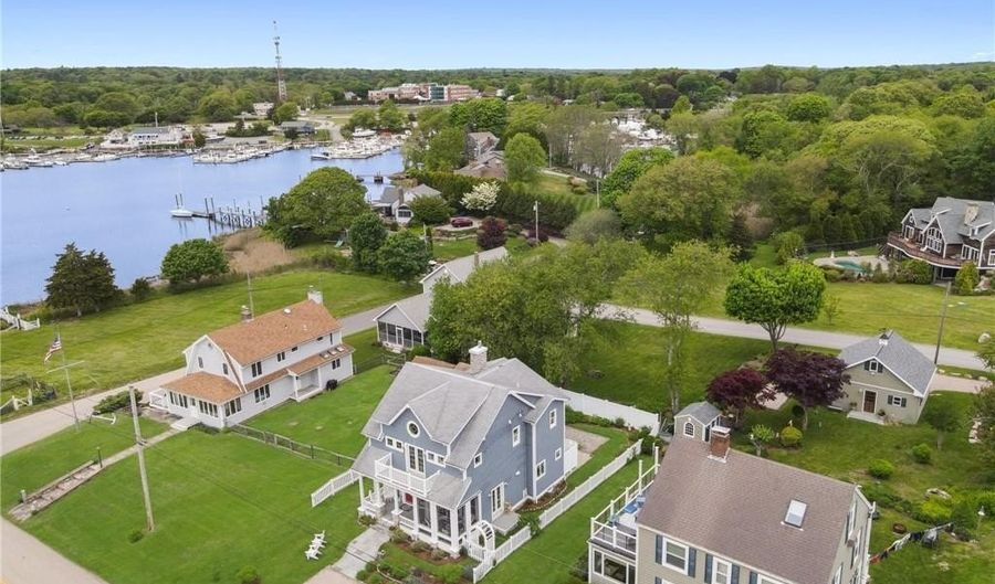 439 Wandsworth St, Narragansett, RI 02882 - 3 Beds, 3 Bath