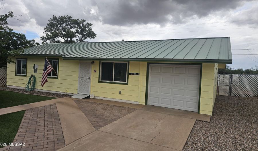 744 E Country Club Dr, Benson, AZ 85602 - 3 Beds, 2 Bath