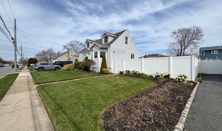 54 S Emerson Ave, Amity Harbor, NY 11701 - 3 Beds, 2 Bath