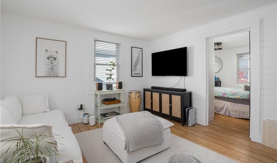 23 Holland St 2, Newport, RI 02840 - 3 Beds, 1 Bath