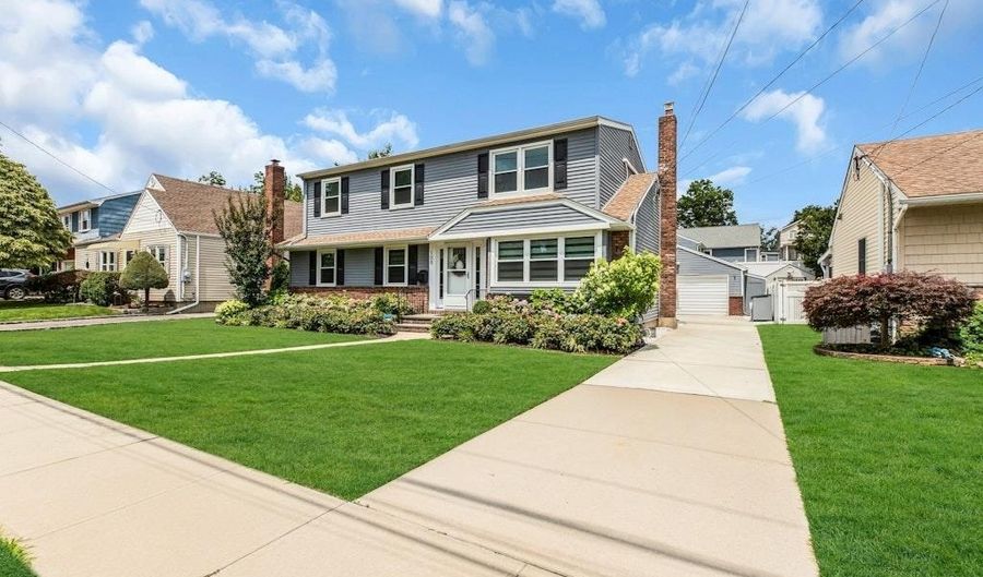 109 Meldon Ave, Albertson, NY 11507 - 4 Beds, 2 Bath