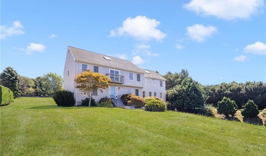 18 J H Dwyer Dr, Middletown, RI 02842 - 5 Beds, 3 Bath