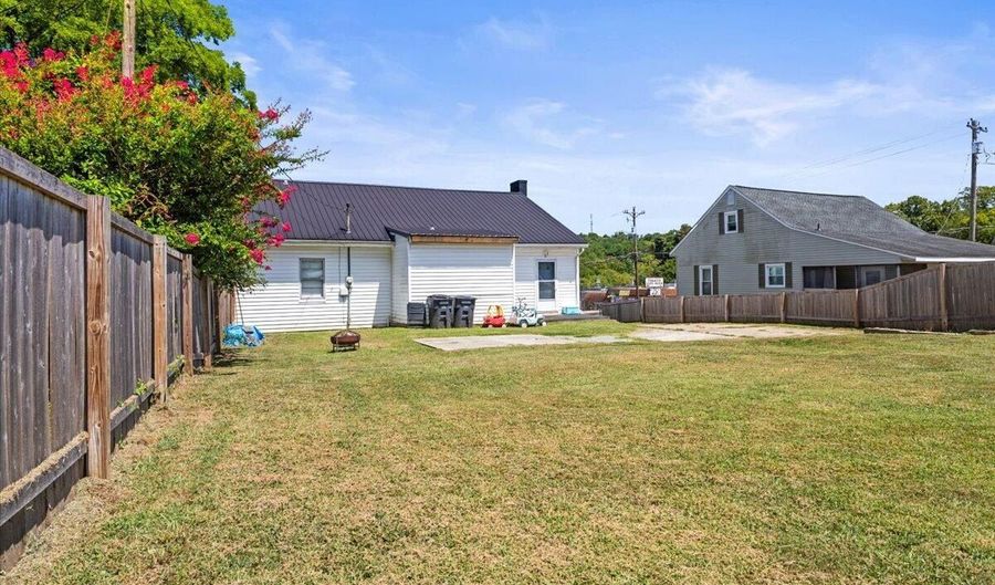 112 S Hill St, Athens, TN 37303 - 3 Beds, 2 Bath