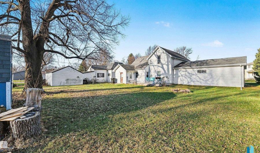 208 S 3rd St, Beresford, SD 57004 - 3 Beds, 1 Bath