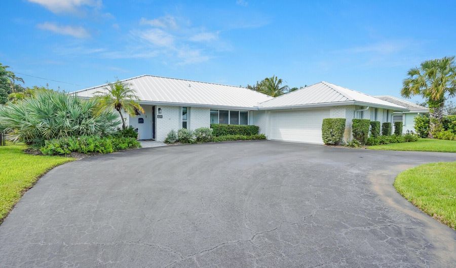 221 Orange Tree Dr, Atlantis, FL 33462 - 2 Beds, 3 Bath