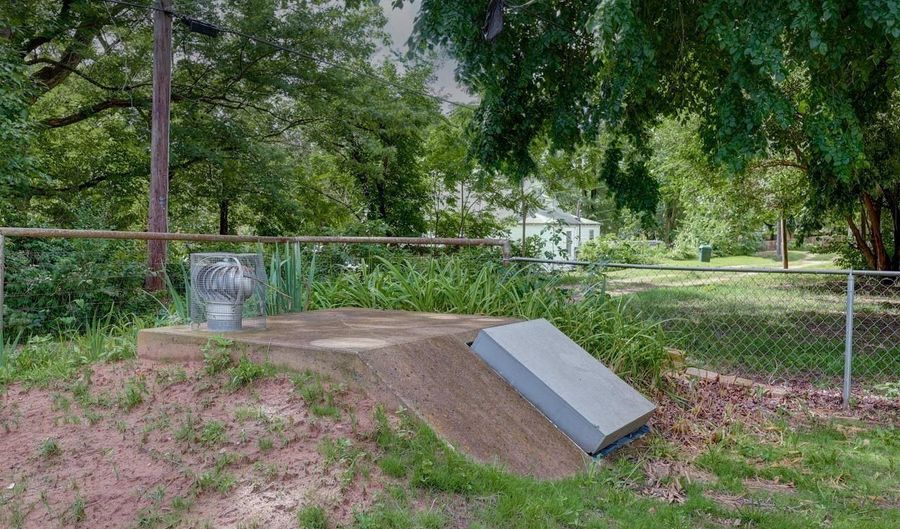 1320 N 9th St, Arkansas City, KS 67005 - 3 Beds, 2 Bath