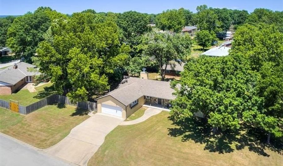 1621 Lariat Dr, Bartlesville, OK 74006 - 3 Beds, 2 Bath