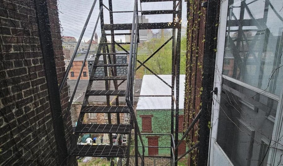 32 1st St 2, Albany, NY 12210 - 4 Beds, 2 Bath