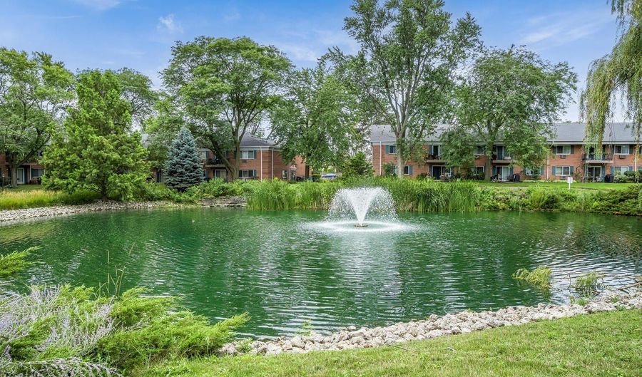 2407 S GOEBBERT Rd G202, Arlington Heights, IL 60005 - 2 Beds, 2 Bath