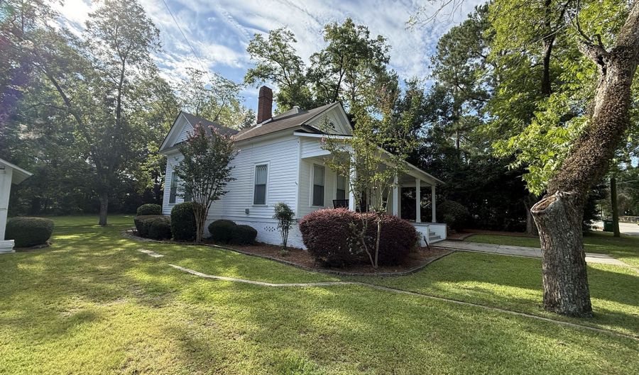646 McLendon St, Ashburn, GA 31714 - 3 Beds, 2 Bath