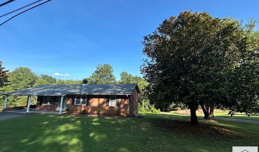 1220 Blue Ridge Yacht Club Rd, Bassett, VA 24055 - 3 Beds, 2 Bath