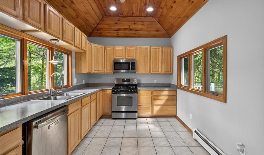 145 Liberty St, Clinton, CT 06413 - 2 Beds, 1 Bath
