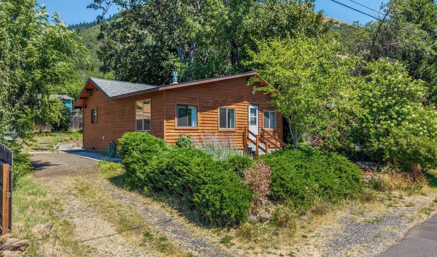210 W FRANKLIN St, Bingen, WA 98605 - 2 Beds, 1 Bath