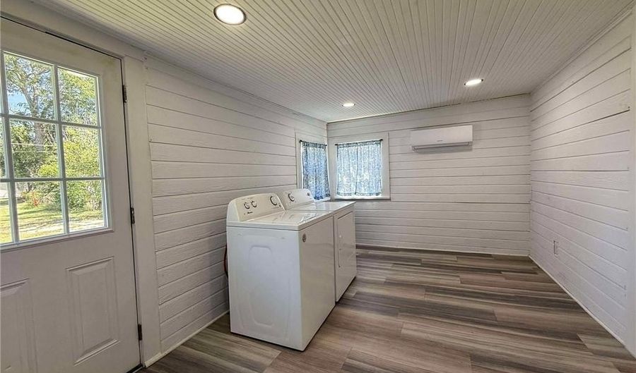 1934 East Ave, Baxter Springs, KS 66713 - 2 Beds, 1 Bath