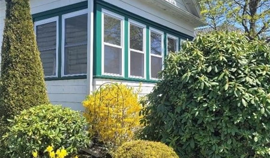 19 Greene Ln, Newport, RI 02840 - 3 Beds, 2 Bath