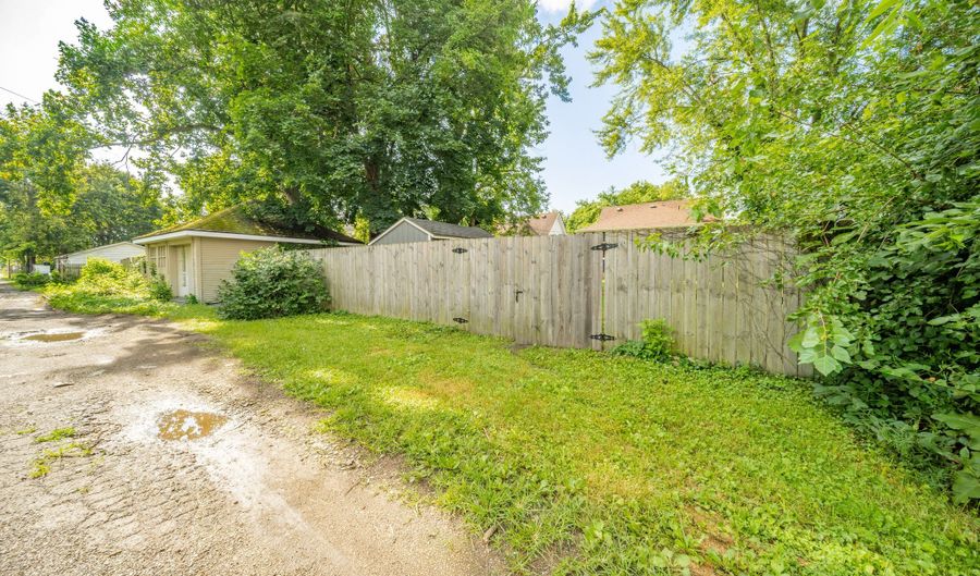 814 W 5th St, Anderson, IN 46016 - 2 Beds, 1 Bath