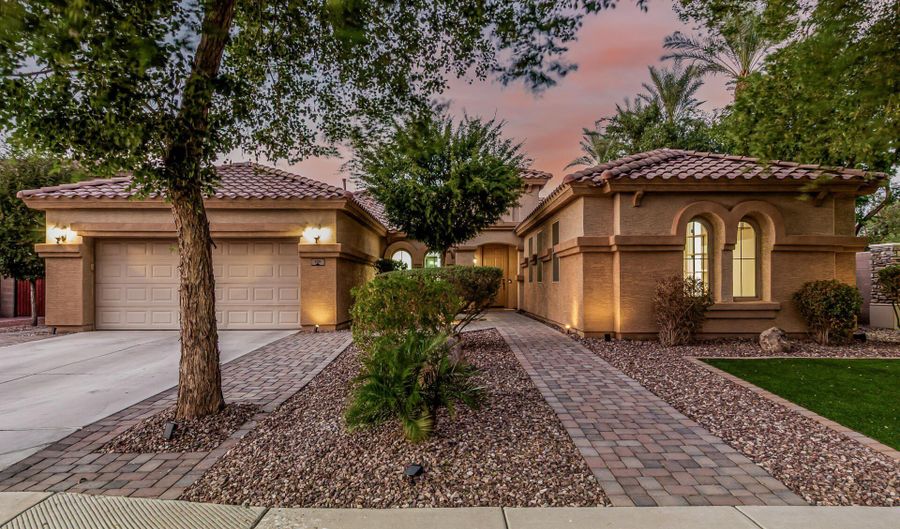 920 W FOLLEY St, Chandler, AZ 85225 - 3 Beds, 3 Bath