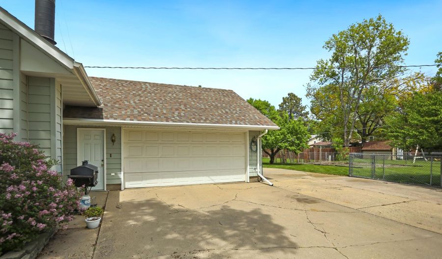 1423 S 7th St, Aberdeen, SD 57401 - 6 Beds, 3 Bath