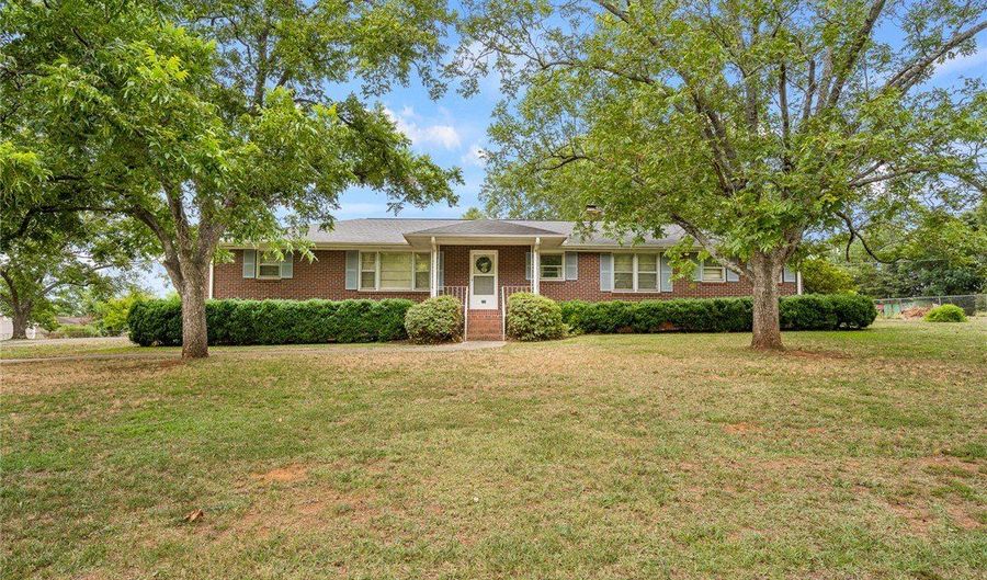 223 Lakewood Ln, Anderson, SC 29625 - 3 Beds, 2 Bath