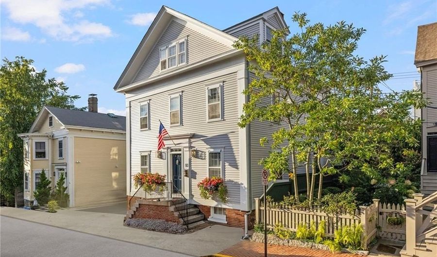28 John St, Newport, RI 02840 - 4 Beds, 4 Bath
