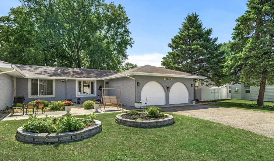 13994 Holyoke Ct, Apple Valley, MN 55124 - 3 Beds, 2 Bath