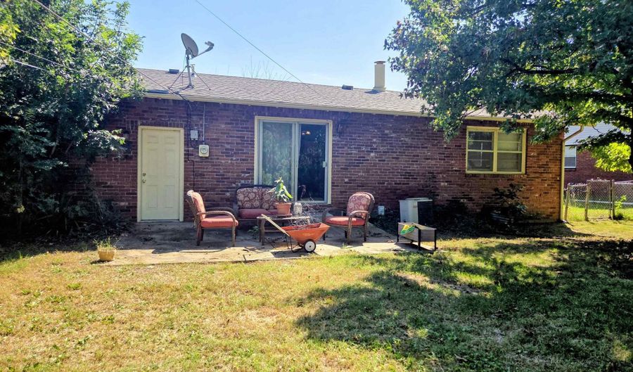 6114 Edinburg St, Bel Aire, KS 67220 - 3 Beds, 2 Bath