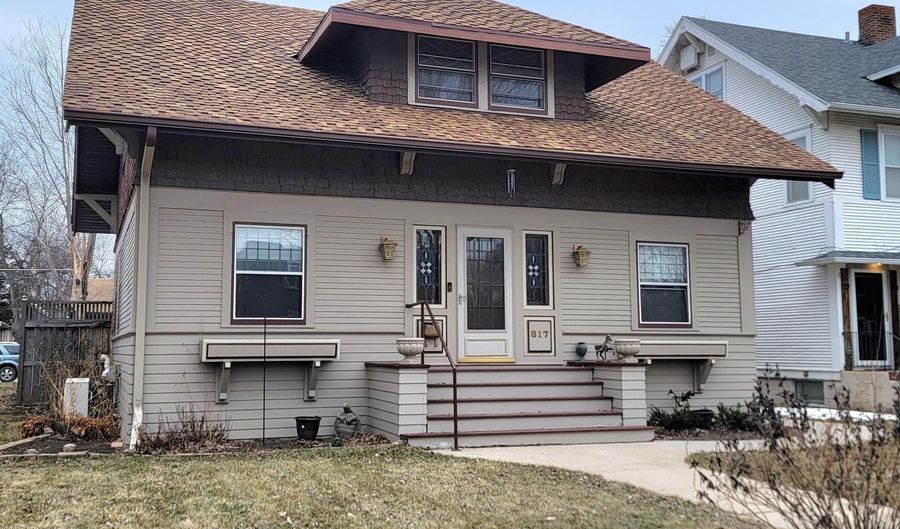 817 N Main St, Aberdeen, SD 57401 - 3 Beds, 2 Bath