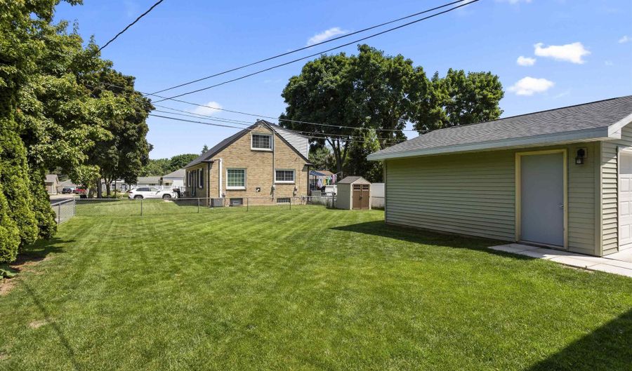 902 E FREMONT St, Appleton, WI 54915 - 3 Beds, 1 Bath