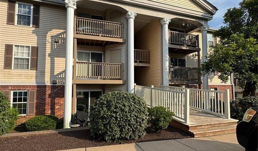 741 Ridgeside Dr A, Ballwin, MO 63021 - 2 Beds, 2 Bath