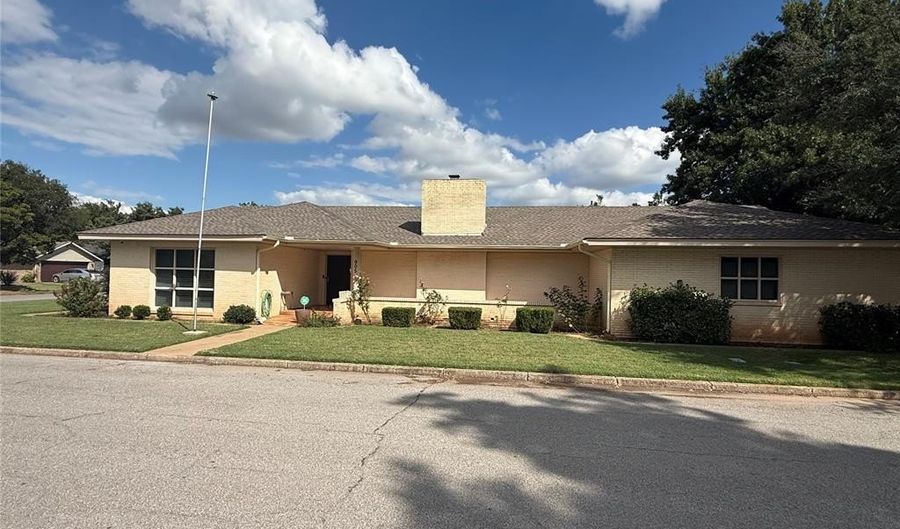 905 SW 8th St, Anadarko, OK 73005 - 2 Beds, 3 Bath