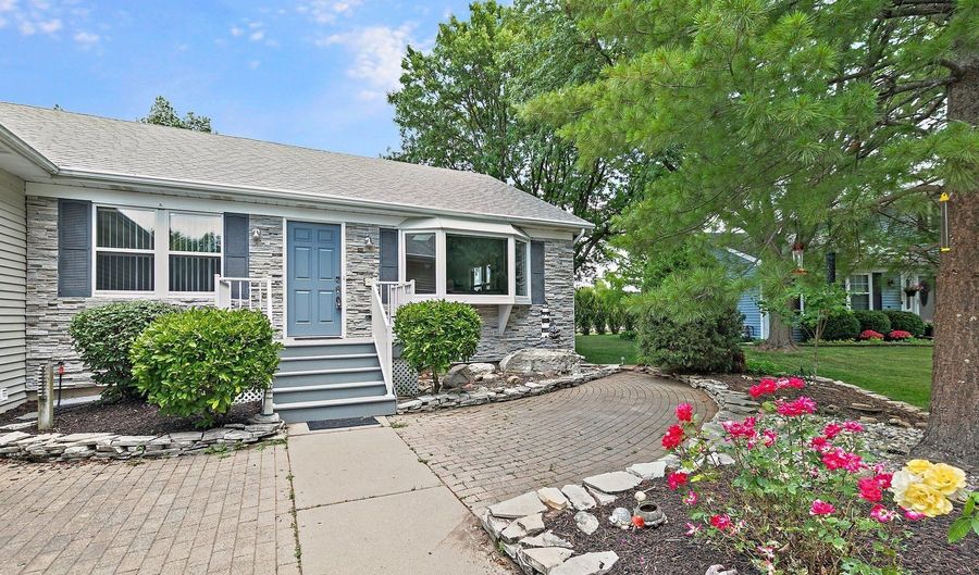 2040 Honey Locust Dr, Algonquin, IL 60102 - 2 Beds, 3 Bath