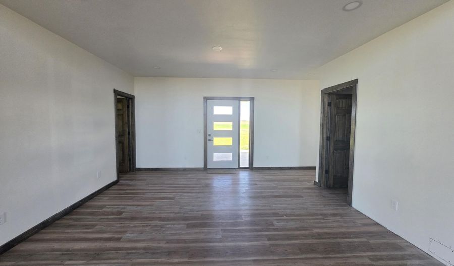 38515 129th St, Aberdeen, SD 57401 - 5 Beds, 3 Bath