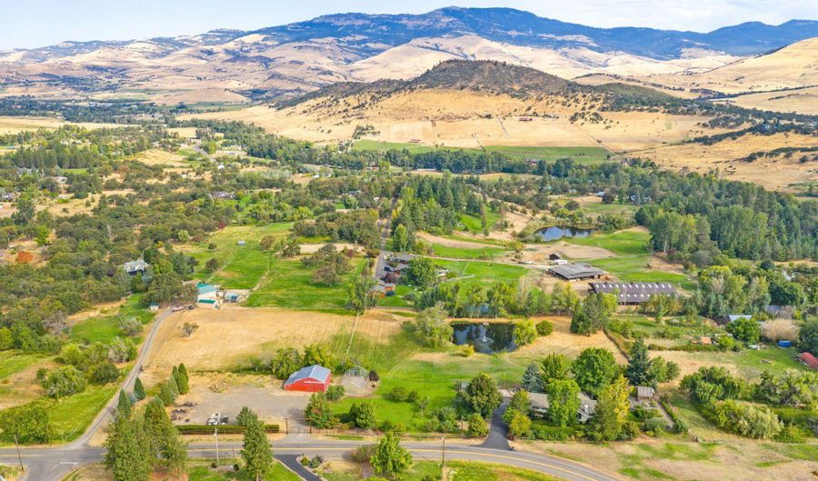 855 Reiten Dr, Ashland, OR 97520 - 4 Beds, 3 Bath