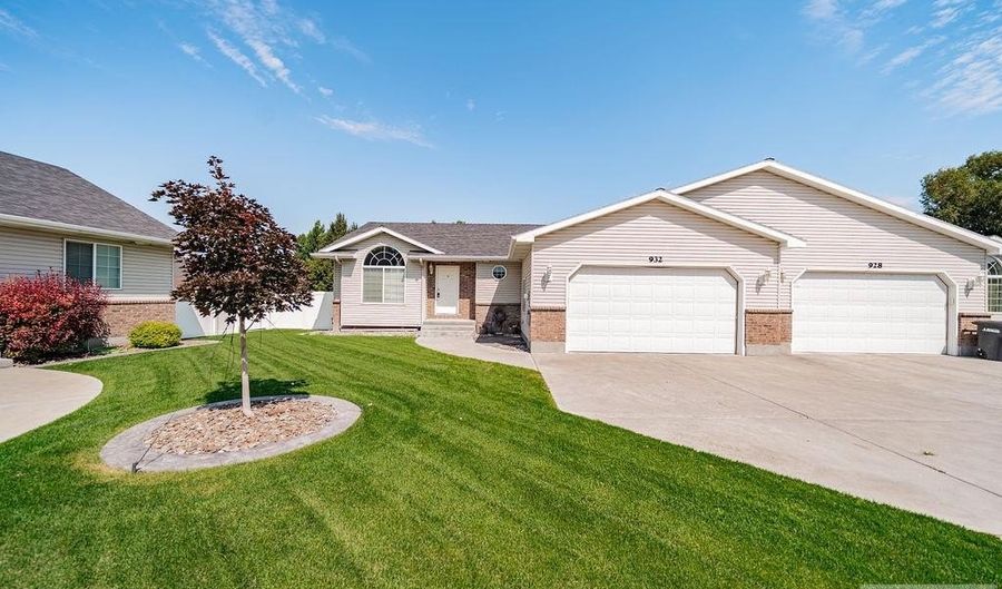 932 S Clara Ct, Ammon, ID 83406 - 2 Beds, 2 Bath