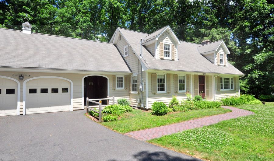 220 Arch Rd, Avon, CT 06001 - 4 Beds, 2 Bath