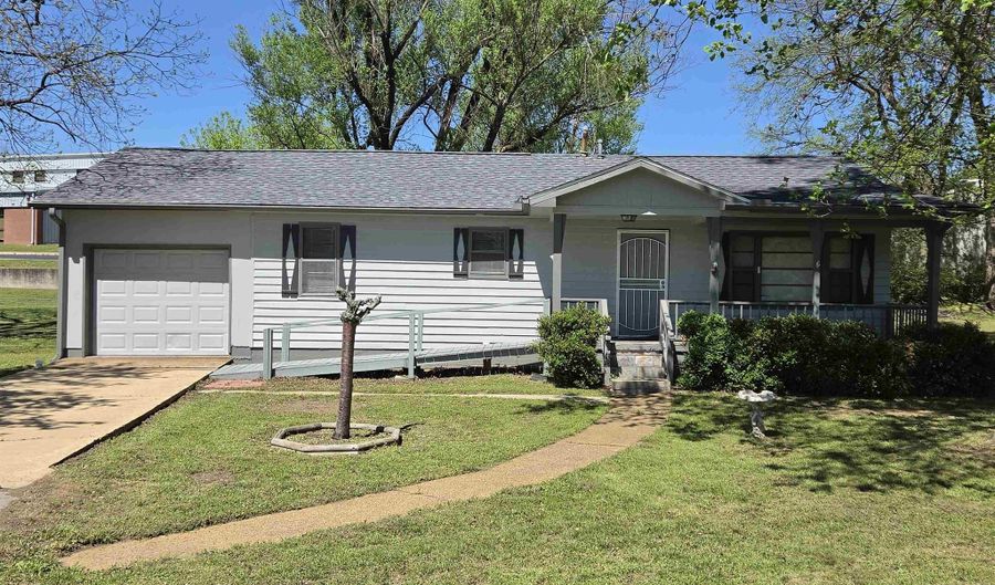 32 E Main St, Ash Flat, AR 72513 - 2 Beds, 2 Bath