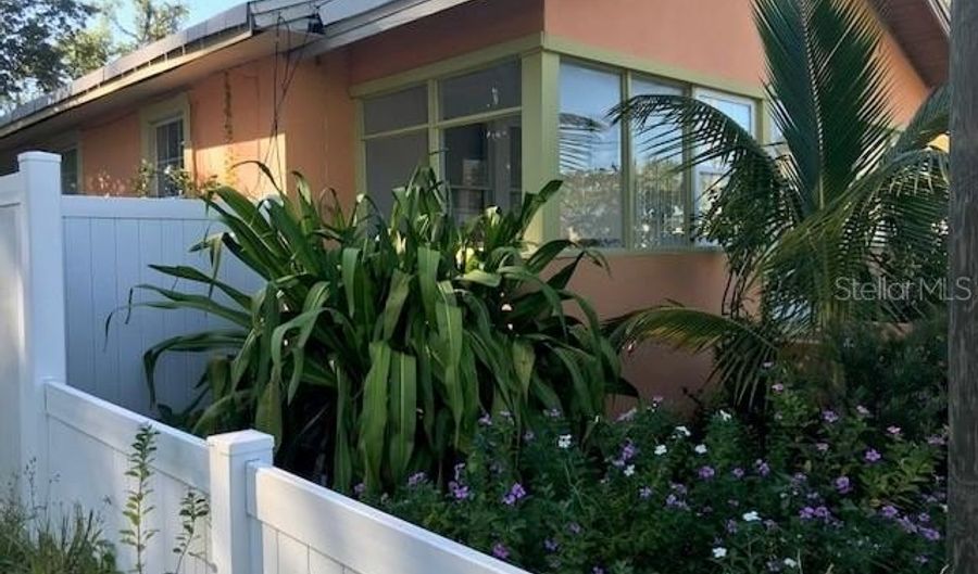604 ALDEN Ave, Clearwater, FL 33755 - 2 Beds, 1 Bath