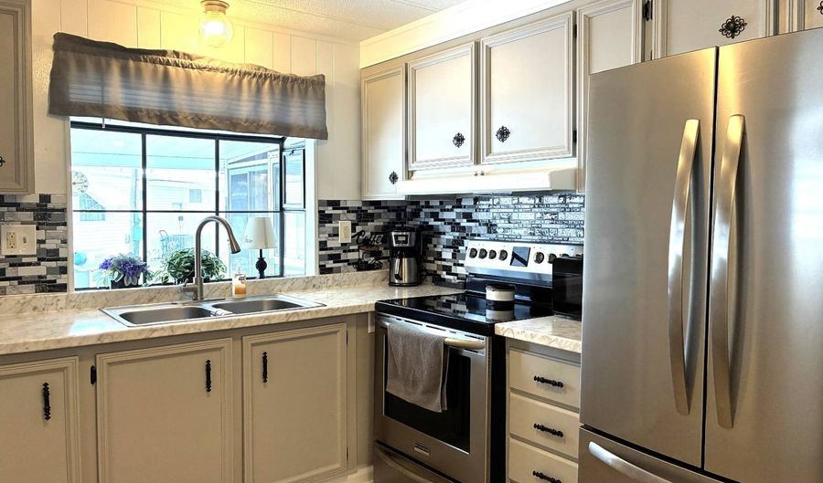 818 S Helen, Avon Park, FL 33825 - 2 Beds, 2 Bath