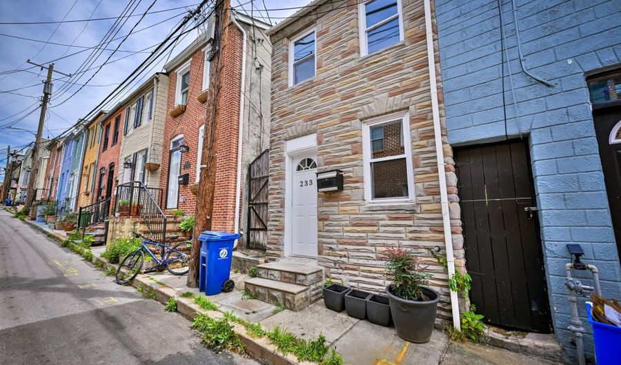 233 S CHAPEL St, Baltimore, MD 21231 - 1 Beds, 2 Bath