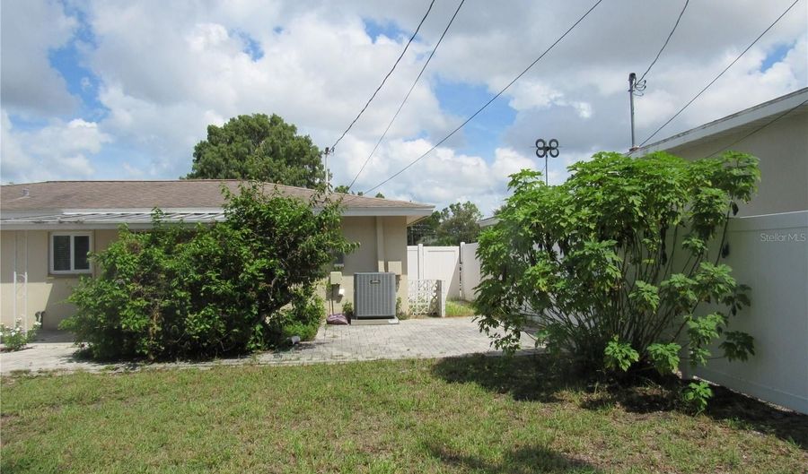 2067 TIMBER Ln, Clearwater, FL 33763 - 2 Beds, 1 Bath