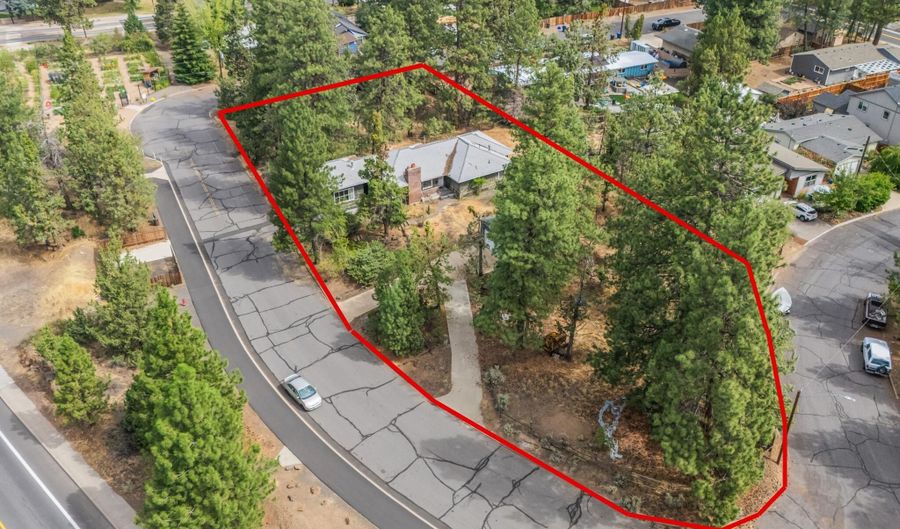 438 NE 9th St, Bend, OR 97701 - 3 Beds, 2 Bath