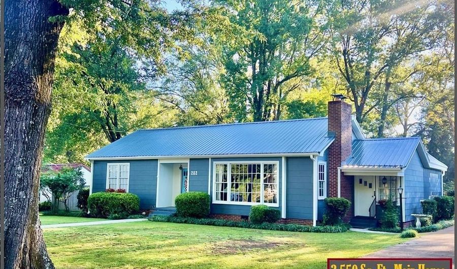 202 Bates St, Batesville, MS 38606 - 3 Beds, 2 Bath
