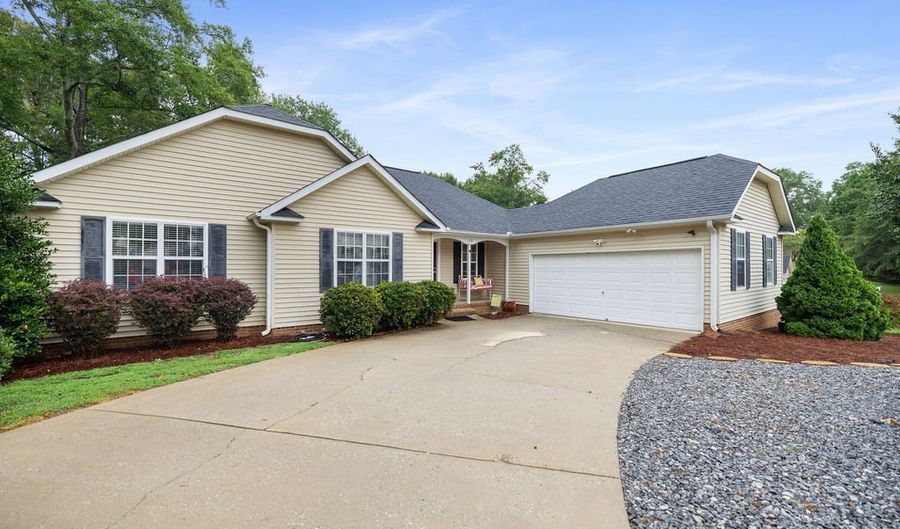 109 Coachman Ct, Anderson, SC 29625 - 3 Beds, 2 Bath