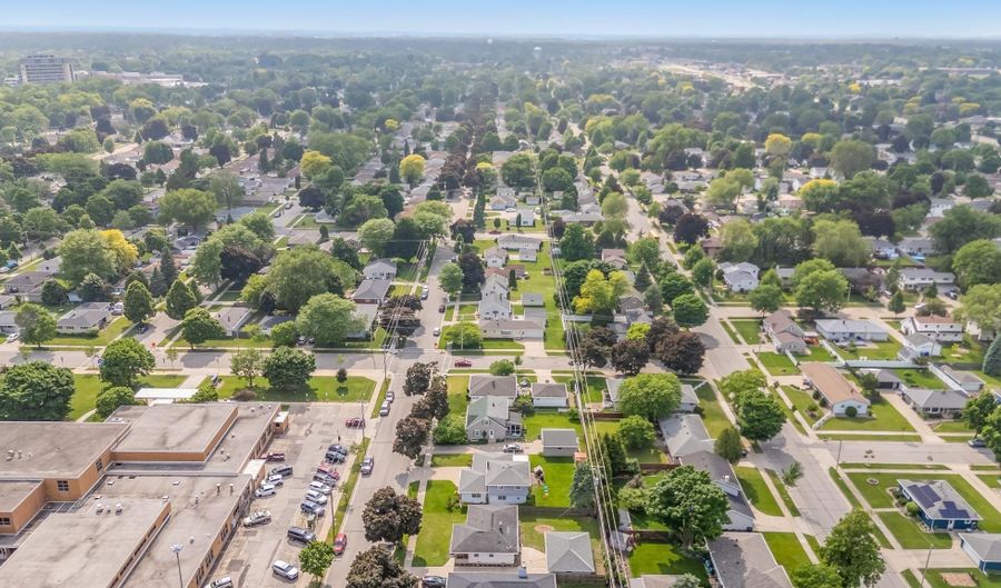 1500 E LINDBERGH St, Appleton, WI 54911 - 3 Beds, 2 Bath