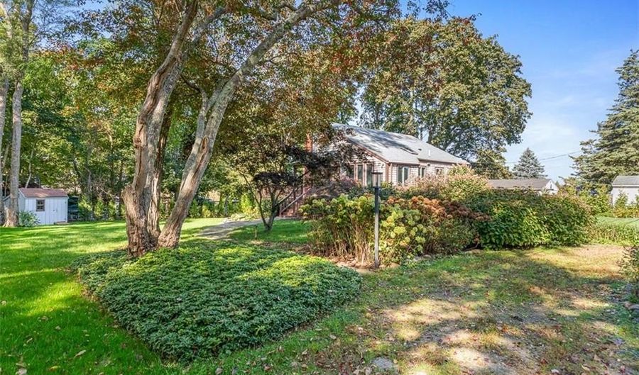 31 Stanchion Ave, Jamestown, RI 02835 - 2 Beds, 1 Bath